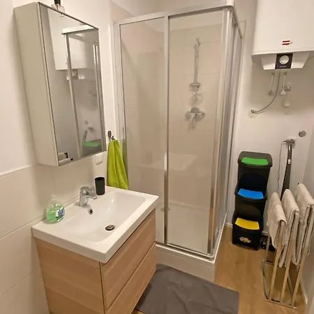 Ferien-wohnung Fuer 1-4 Pers In Seenaehe *